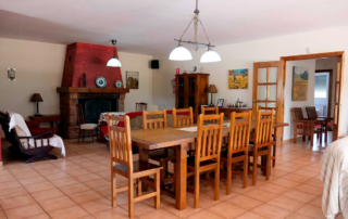 Salón casa rural con vista a la montaña